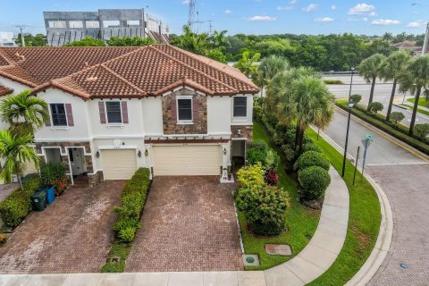 Townhouse in Coconut Creek, Florida 4 bedrooms, 175.77 sq.m. № 1228509 - photo 1