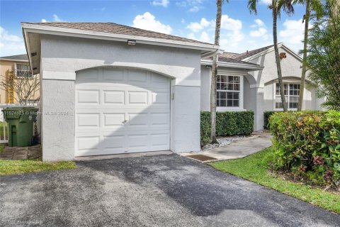 Villa ou maison à vendre à Pembroke Pines, Floride: 3 chambres, 121.14 m2 № 981210 - photo 1