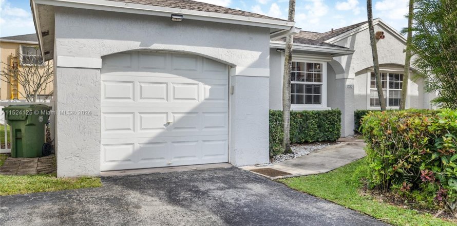 House in Pembroke Pines, Florida 3 bedrooms, 121.14 sq.m. № 981210
