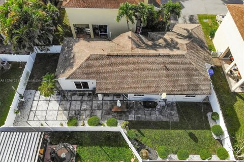 House in Pembroke Pines, Florida 3 bedrooms, 121.14 sq.m. № 981210 - photo 24