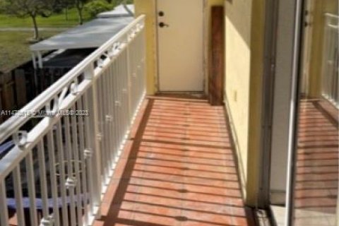 Townhouse in Hialeah, Florida 3 bedrooms, 123.37 sq.m. № 813241 - photo 14