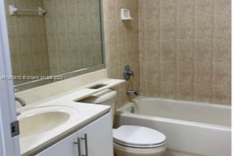 Townhouse in Hialeah, Florida 3 bedrooms, 123.37 sq.m. № 813241 - photo 11