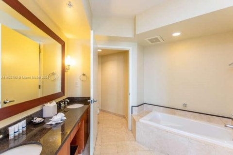 Copropriété à vendre à Sunny Isles Beach, Floride: 2 chambres, 94.85 m2 № 1221747 - photo 25