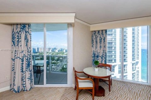 Condo in Sunny Isles Beach, Florida, 2 bedrooms  № 1221747 - photo 28