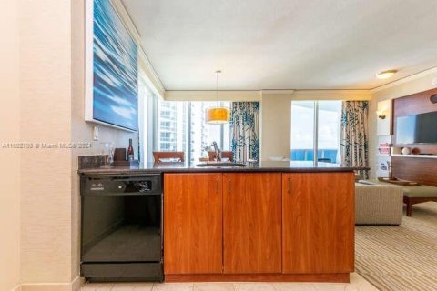 Condo in Sunny Isles Beach, Florida, 2 bedrooms  № 1221747 - photo 13