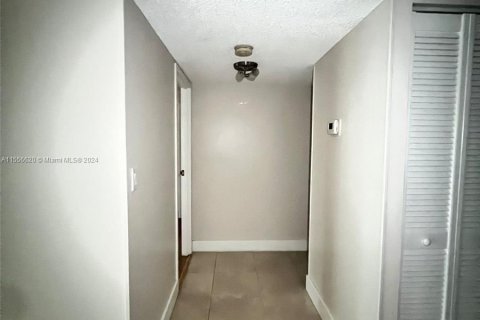 Condominio en venta en Hallandale Beach, Florida, 1 dormitorio, 85.01 m2 № 1078479 - foto 7