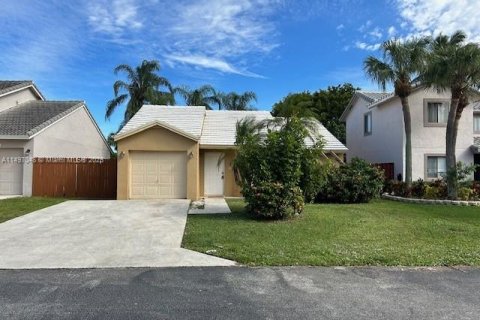 House in Lake Worth, Florida 3 bedrooms, 100.8 sq.m. № 876205 - photo 1