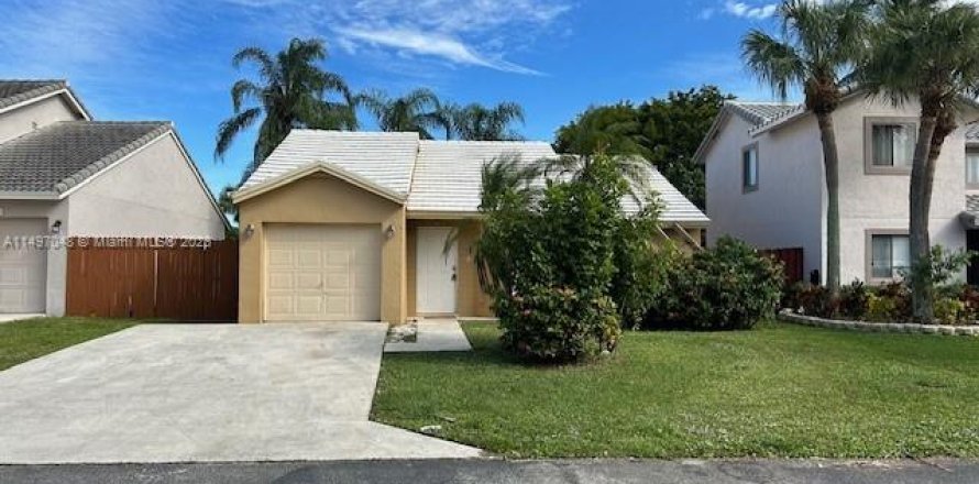 House in Lake Worth, Florida 3 bedrooms, 100.8 sq.m. № 876205