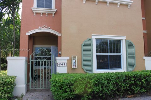 Townhouse in Dania Beach, Florida 3 bedrooms, 150.04 sq.m. № 1291422 - photo 1