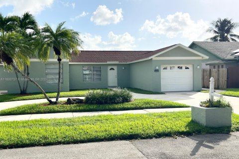 House in Miami, Florida 3 bedrooms, 145.21 sq.m. № 1291426 - photo 1