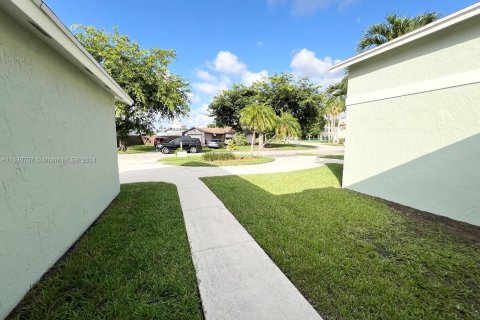 House in Miami, Florida 3 bedrooms, 145.21 sq.m. № 1291426 - photo 7