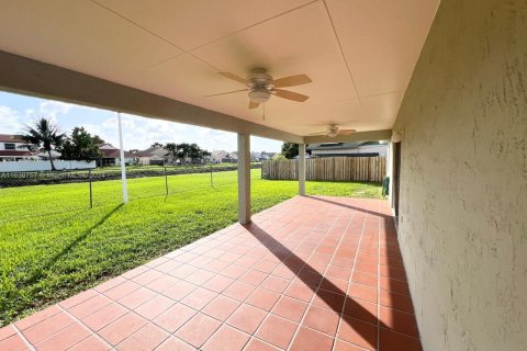 House in Miami, Florida 3 bedrooms, 145.21 sq.m. № 1291426 - photo 18