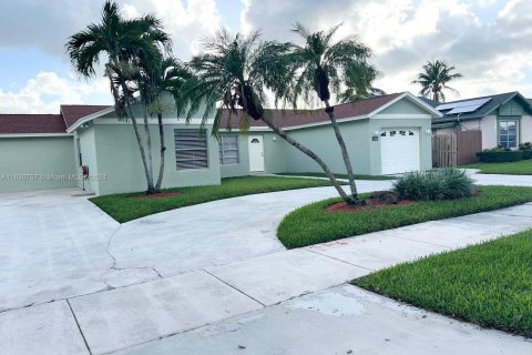 House in Miami, Florida 3 bedrooms, 145.21 sq.m. № 1291426 - photo 4