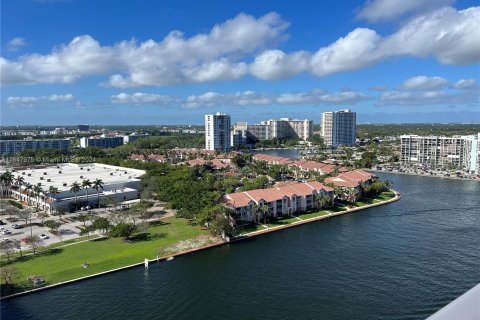 Condo in Hollywood, Florida, 1 bedroom  № 1330343 - photo 1