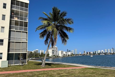 Condominio en venta en Aventura, Florida, 1 dormitorio, 71.35 m2 № 1132534 - foto 2