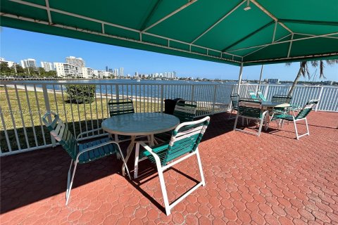 Condo in Aventura, Florida, 1 bedroom  № 1132534 - photo 4