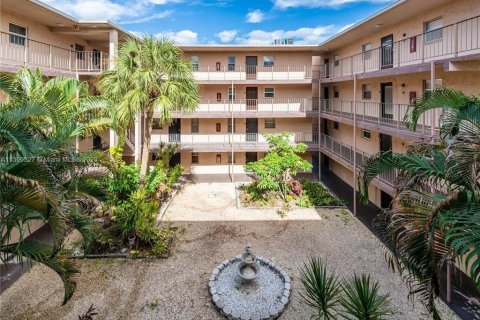 Condominio en venta en Lauderdale Lakes, Florida, 2 dormitorios, 93.83 m2 № 537443 - foto 1