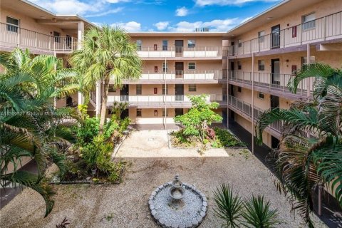 Copropriété à vendre à Lauderdale Lakes, Floride: 2 chambres, 93.83 m2 № 537443 - photo 1