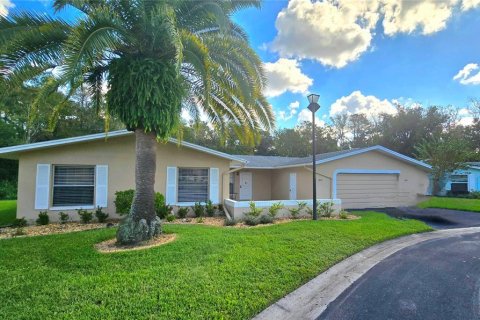 Condo in New Port Richey, Florida, 2 bedrooms  № 1442507 - photo 1