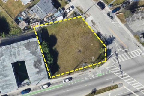 Propiedad comercial en venta en Opa-locka, Florida № 1305427 - foto 1