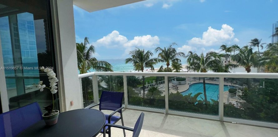 Condominio en Sunny Isles Beach, Florida, 2 dormitorios  № 969903