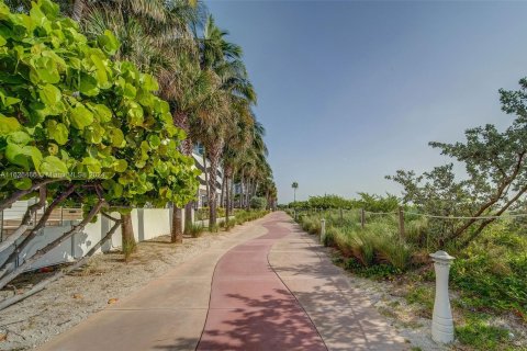 Copropriété à vendre à Miami Beach, Floride: 2 chambres, 118.91 m2 № 1281248 - photo 28