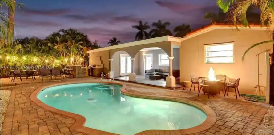 Villa ou maison à Hollywood, Floride 4 chambres, 210.05 m2 № 1281250