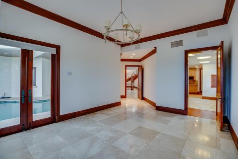 House in Hutchinson Island South, Florida 7 bedrooms, 672.89 sq.m. № 976357 - photo 8