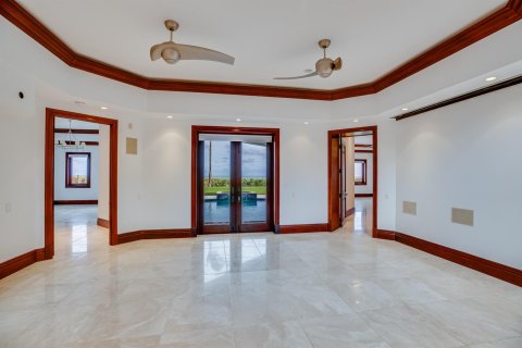 House in Hutchinson Island South, Florida 7 bedrooms, 672.89 sq.m. № 976357 - photo 14