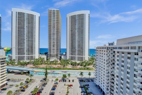 Copropriété à vendre à Hallandale Beach, Floride: 2 chambres, 126.35 m2 № 1180765 - photo 1