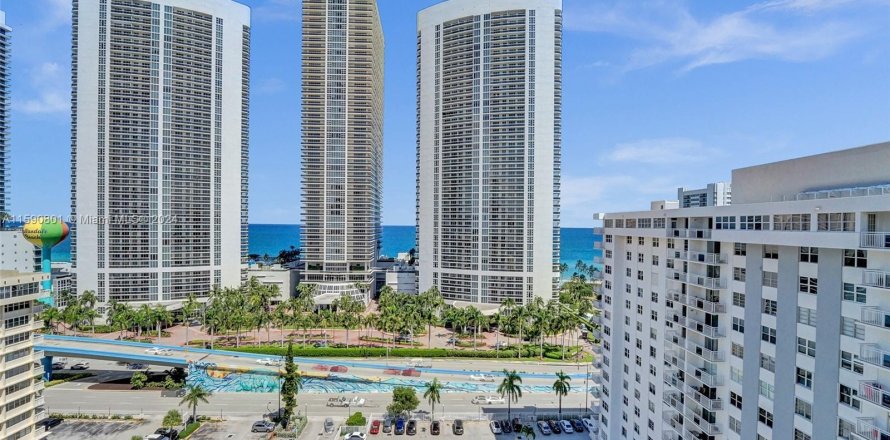 Condominio en Hallandale Beach, Florida, 2 dormitorios  № 1180765