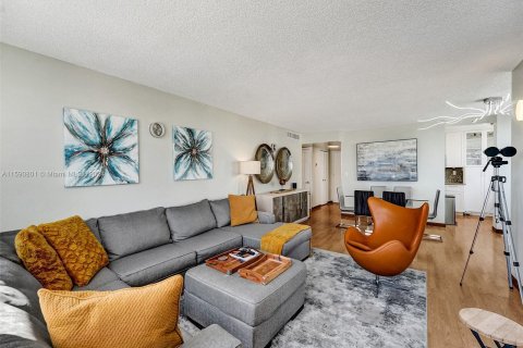 Condo in Hallandale Beach, Florida, 2 bedrooms  № 1180765 - photo 14