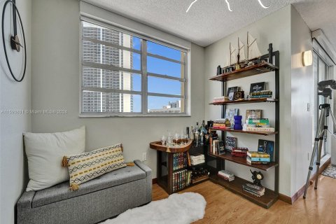 Condominio en venta en Hallandale Beach, Florida, 2 dormitorios, 126.35 m2 № 1180765 - foto 9