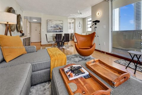 Copropriété à vendre à Hallandale Beach, Floride: 2 chambres, 126.35 m2 № 1180765 - photo 15