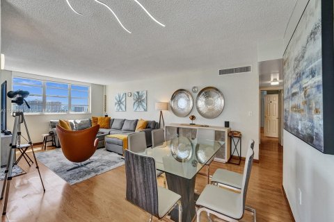 Copropriété à vendre à Hallandale Beach, Floride: 2 chambres, 126.35 m2 № 1180765 - photo 7