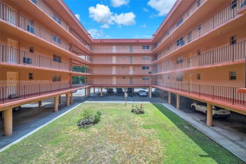 Condominio en venta en Hialeah, Florida, 2 dormitorios, 92.72 m2 № 1180802 - foto 2