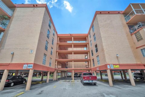 Condominio en venta en Hialeah, Florida, 2 dormitorios, 92.72 m2 № 1180802 - foto 1