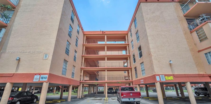 Condominio en Hialeah, Florida, 2 dormitorios  № 1180802