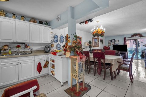 Condominio en venta en Hialeah, Florida, 2 dormitorios, 92.72 m2 № 1180802 - foto 4