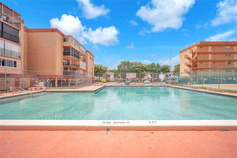 Condominio en venta en Hialeah, Florida, 2 dormitorios, 92.72 m2 № 1180802 - foto 25