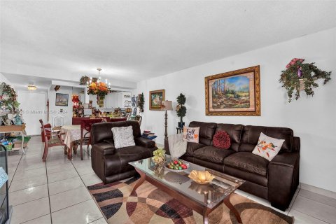 Condominio en venta en Hialeah, Florida, 2 dormitorios, 92.72 m2 № 1180802 - foto 14