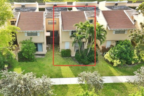 Condominio en venta en Miami Shores, Florida, 2 dormitorios, 89.19 m2 № 1092520 - foto 1