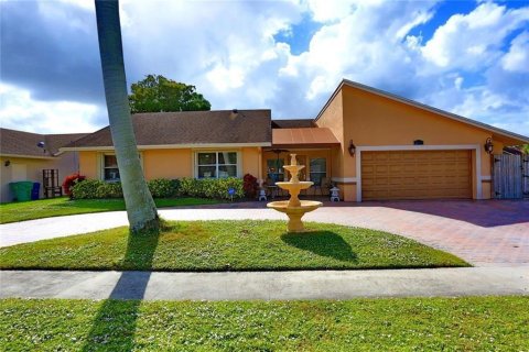 House in Lauderhill, Florida 4 bedrooms, 218.69 sq.m. № 963978 - photo 2