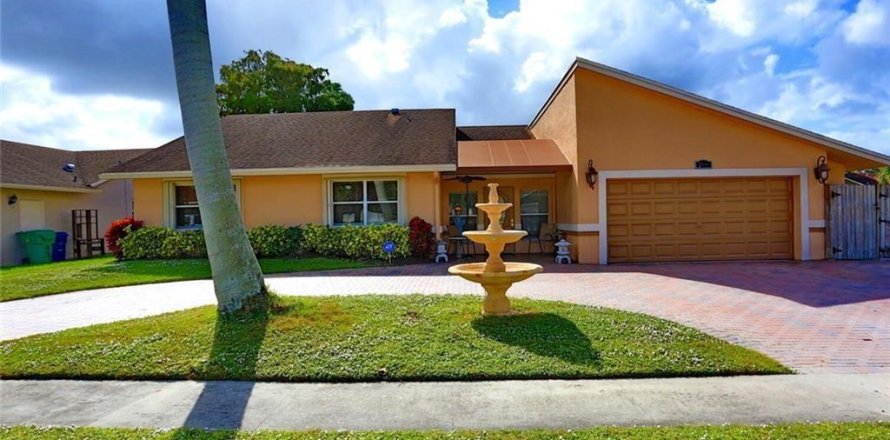 House in Lauderhill, Florida 4 bedrooms, 218.69 sq.m. № 963978