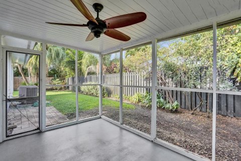 House in Wilton Manors, Florida 3 bedrooms, 121.24 sq.m. № 1104729 - photo 11