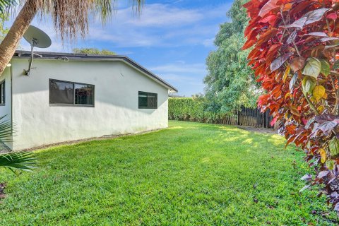 House in Wilton Manors, Florida 3 bedrooms, 121.24 sq.m. № 1104729 - photo 3