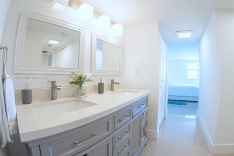 Condo in Aventura, Florida, 2 bedrooms  № 1292422 - photo 16