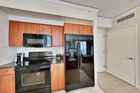 Condo in Sunny Isles Beach, Florida, 1 bedroom  № 1412349 - photo 10