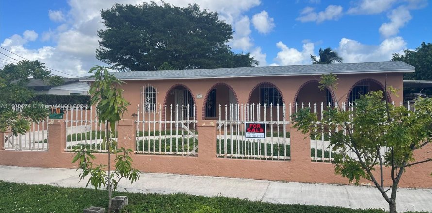 Casa en Miami, Florida 5 dormitorios, 270.62 m2 № 1410889