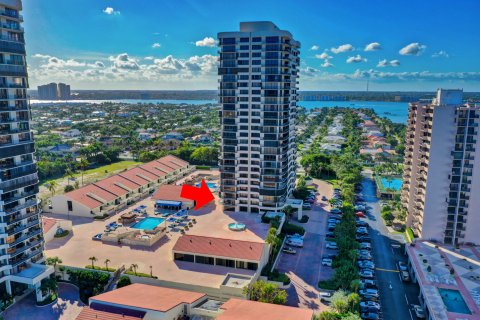 Condominio en venta en Riviera Beach, Florida, 3 dormitorios, 230.21 m2 № 945374 - foto 2